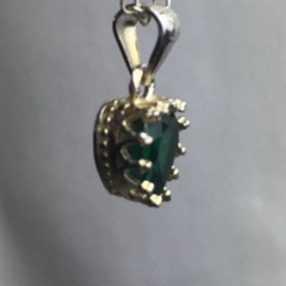 TIARA Emerald 💚 Heart Pendant Birthstone: MAY - Picture 5 of 6